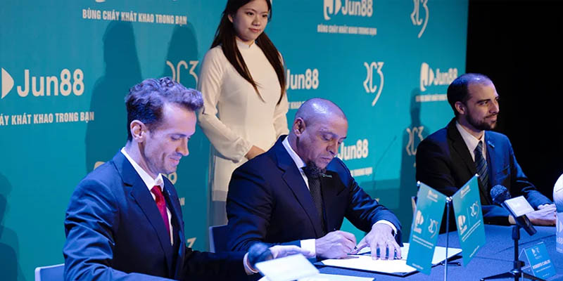 Roberto Carlos ký kết hợp đồng đại sứ thương hiệu độc quyền OKVIP